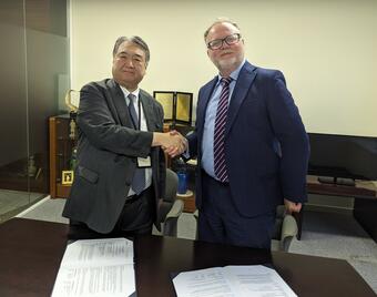 Vince Desmond, CEO, CQI and Masato Onodera shake hands after signing the MOU.